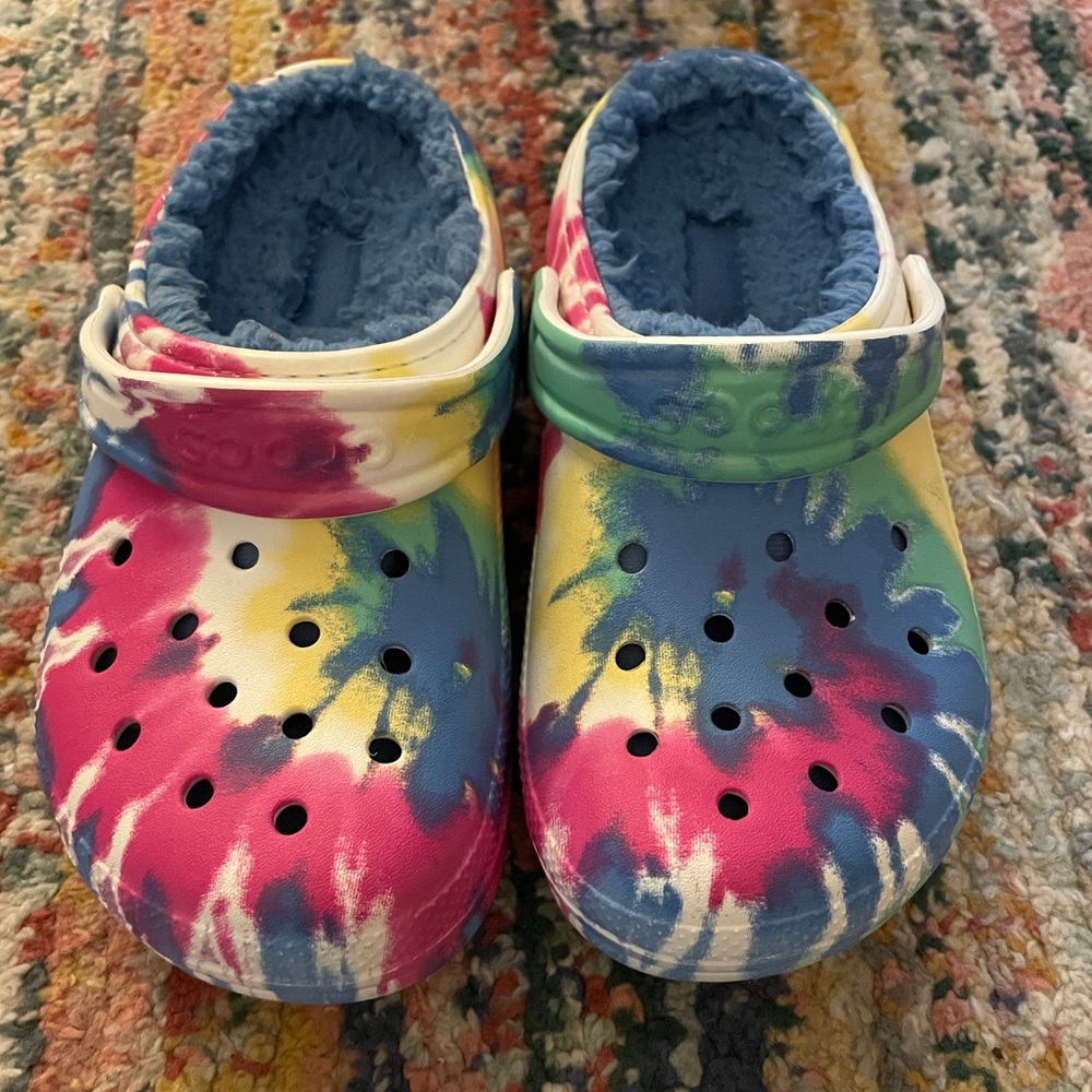 Girls Classic Lined Crocs Size 1